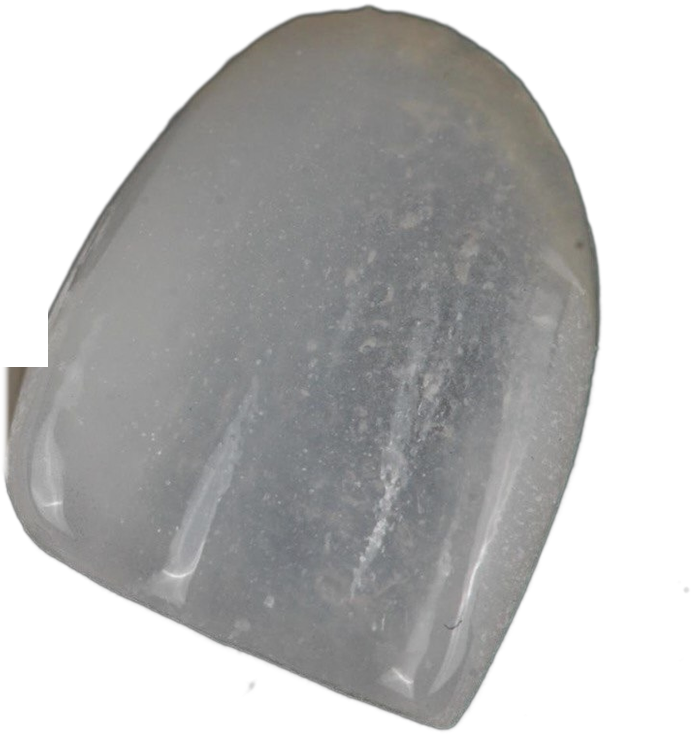 Faccetta Belia in ceramica ultrasottile, fotografata su fondo nero.