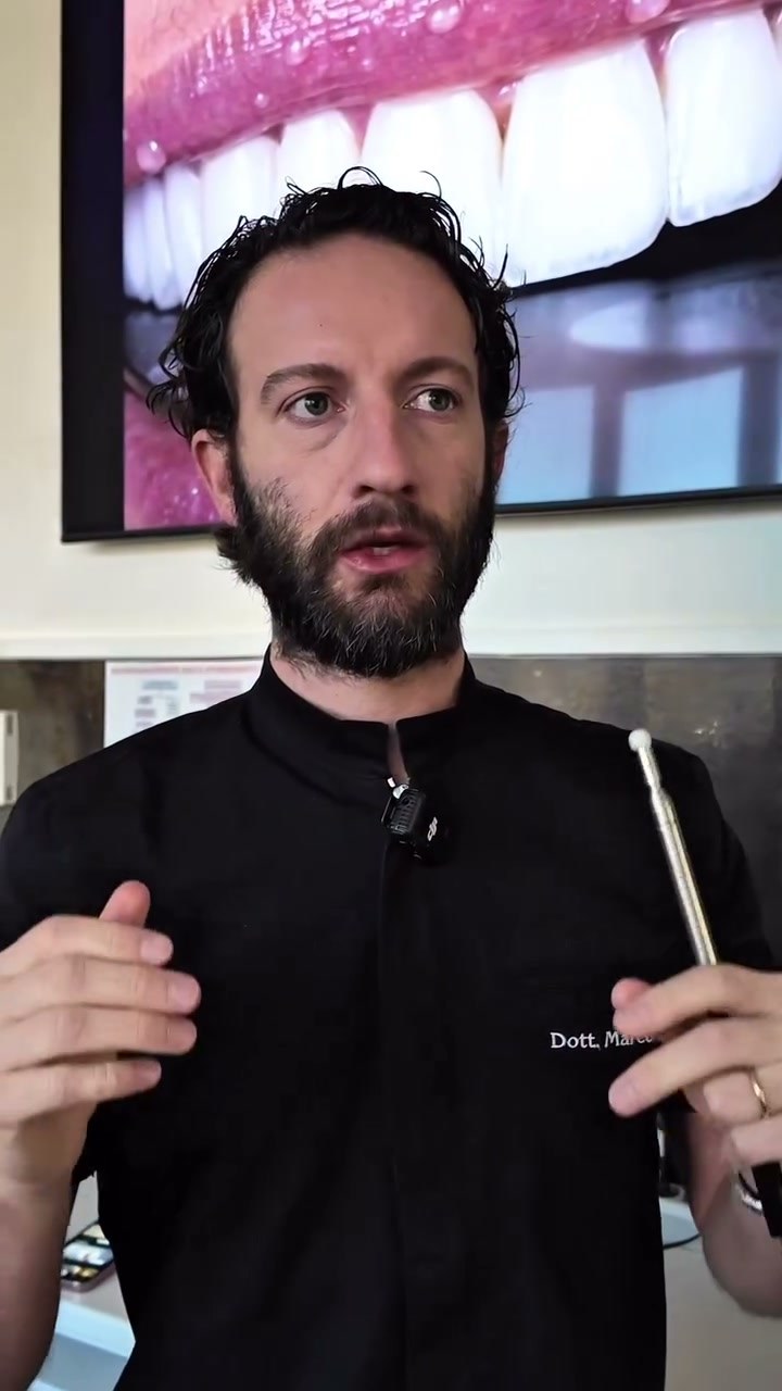 Il Dott. Marco Belia nel suo studio.